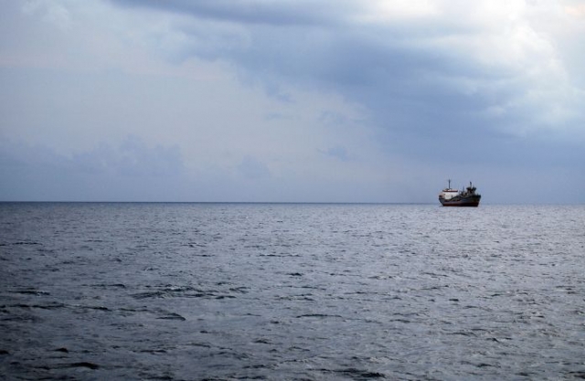 barco en alta mar